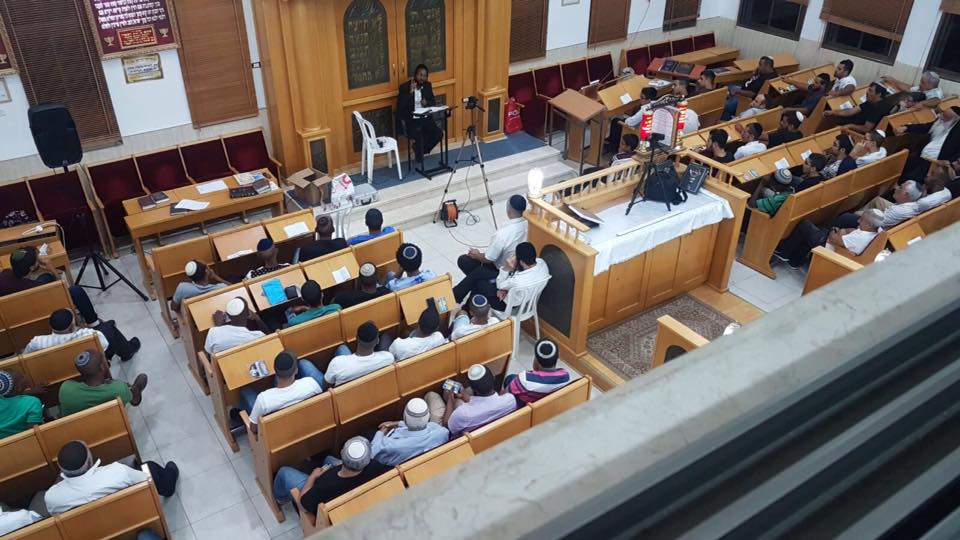 הרב גזהיי משדר שיעוריו גם בפייסבוק (צילום: יואב יאסו)